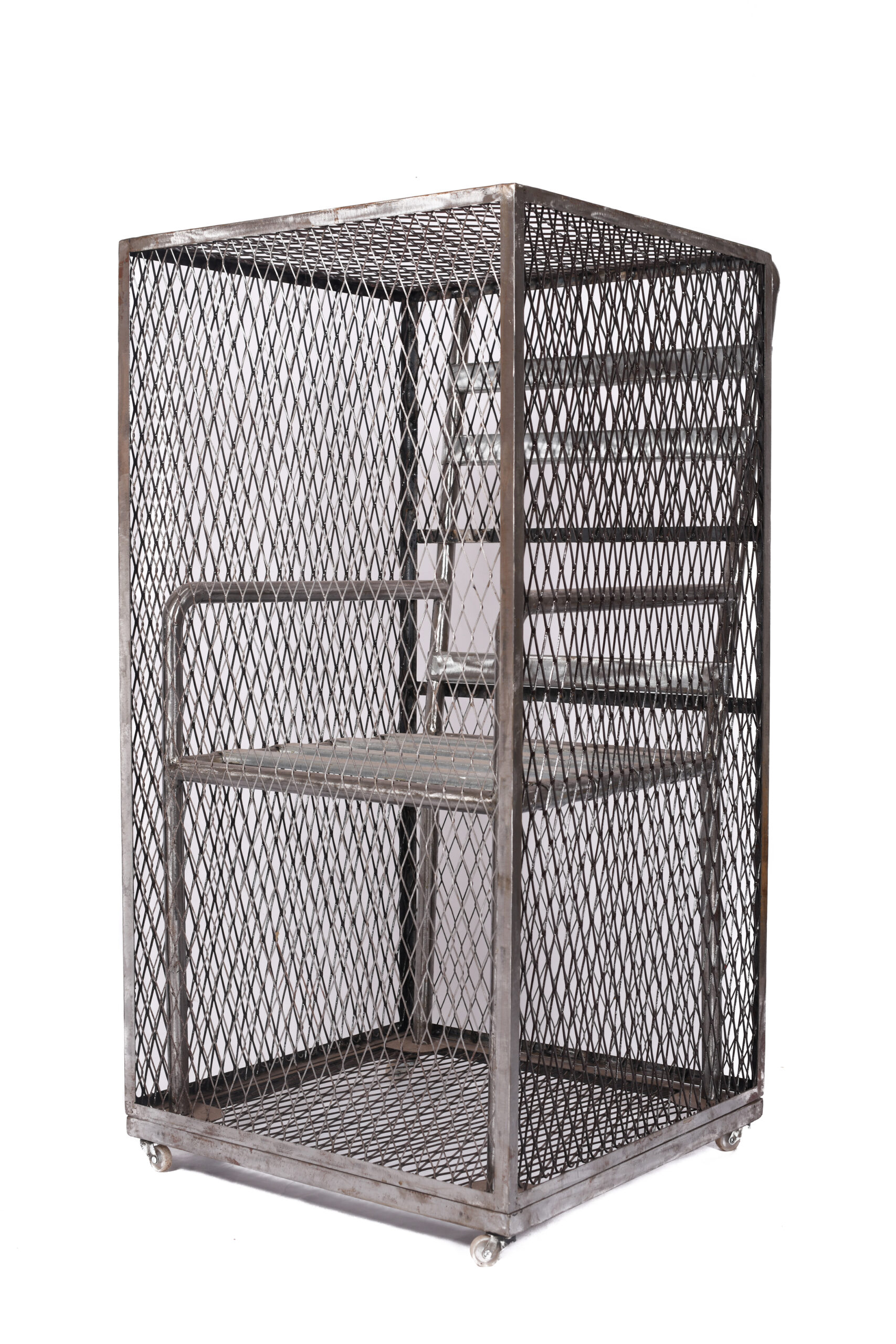 HASSAN BOURKIA (Né en 1956) Une chaise, 2019 Installation Chaise et cage métallique 108 x 64 x 56 cm