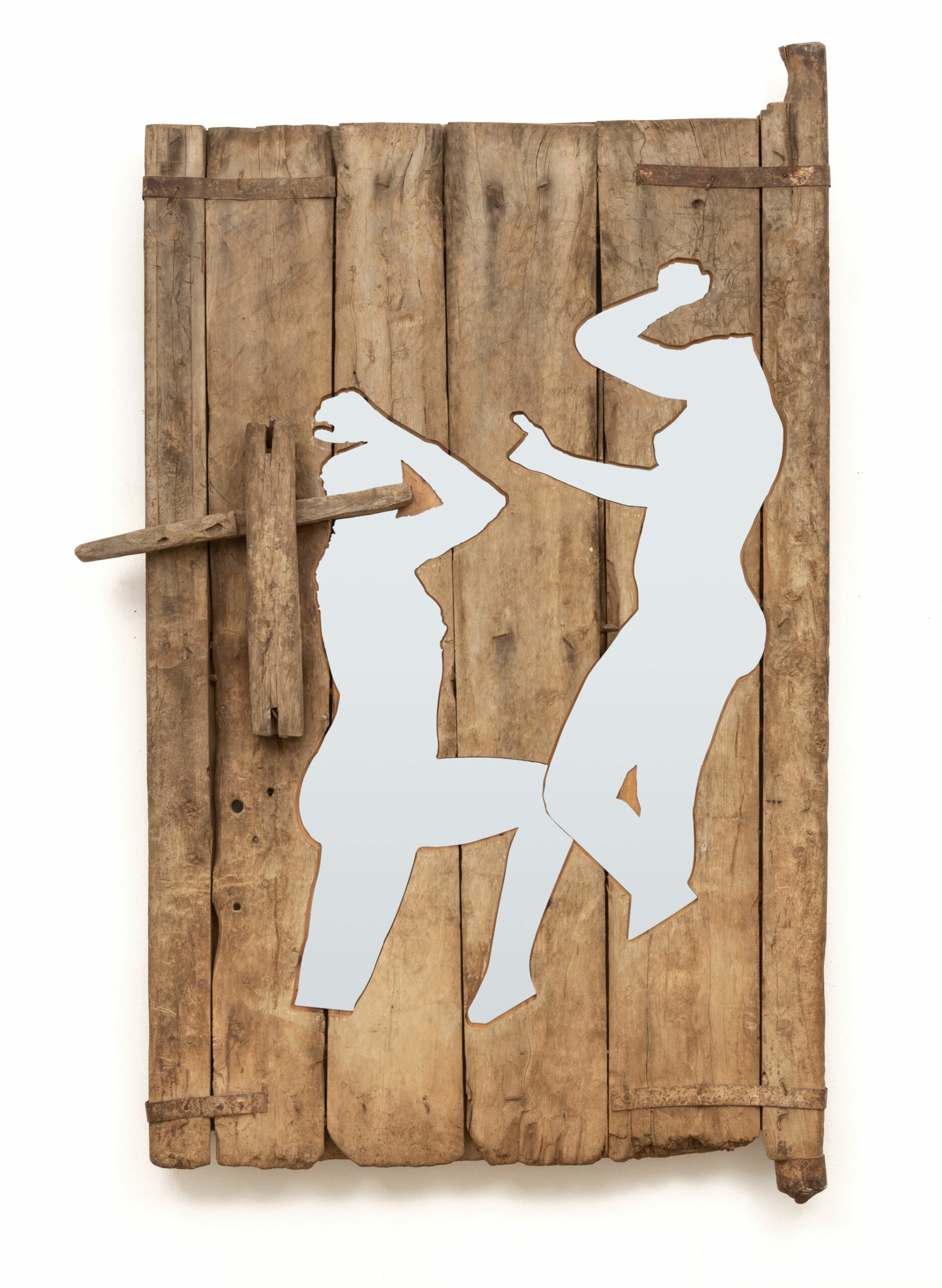 PORTE, OBJET DE FRONTIÈRE 1, 2021Portes traditionnelles en bois et découpe alucobond miroir170 x 124 x 11 cm