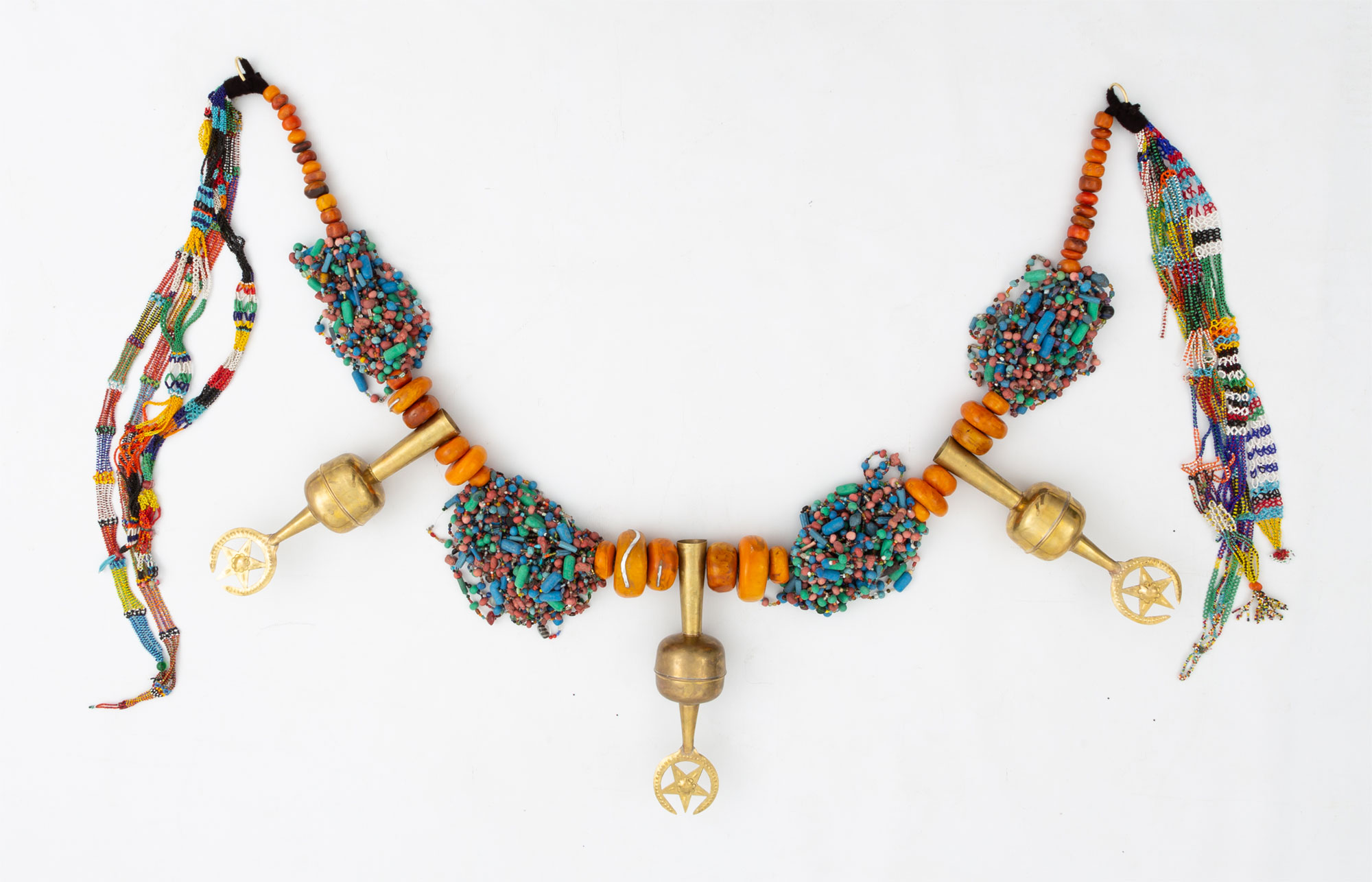 Légende à l’envers III , 2019 Perles Amazigh en résine, bijoux en argent, cable acier, laine et patères en cuivre 150 x 200 x 12 cm