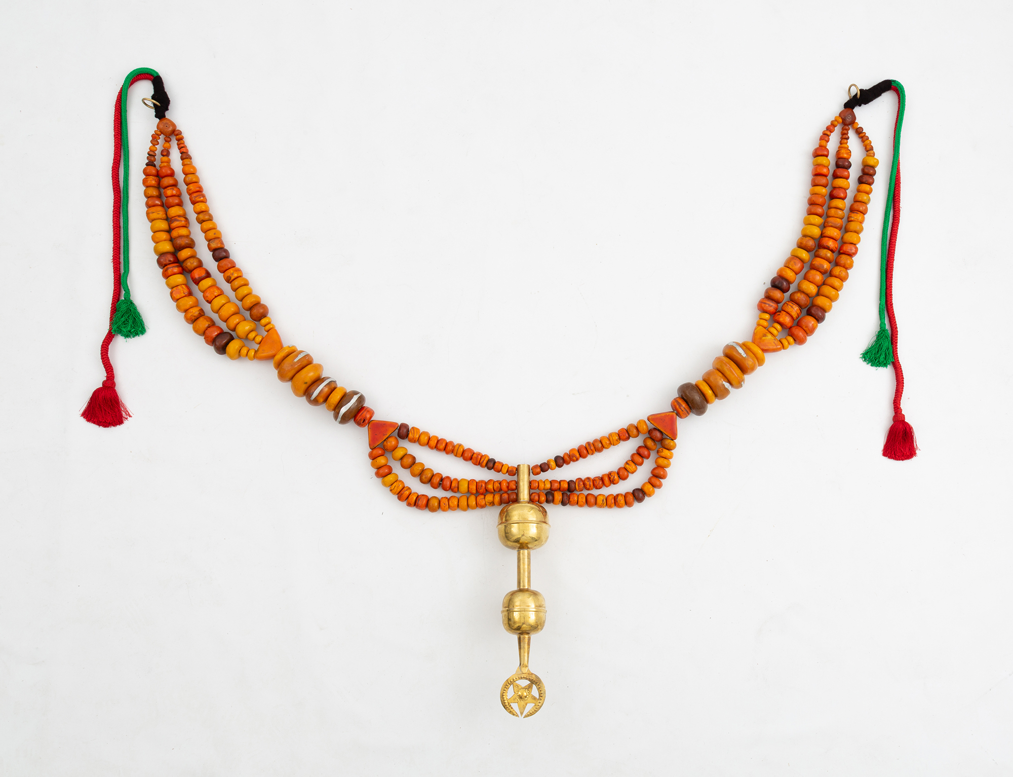 Légende à l’envers II, 2019
Perles Amazigh en résine, bijoux en argent, cable acier, laine et patères en cuivre
100 x 130 x 14 cm