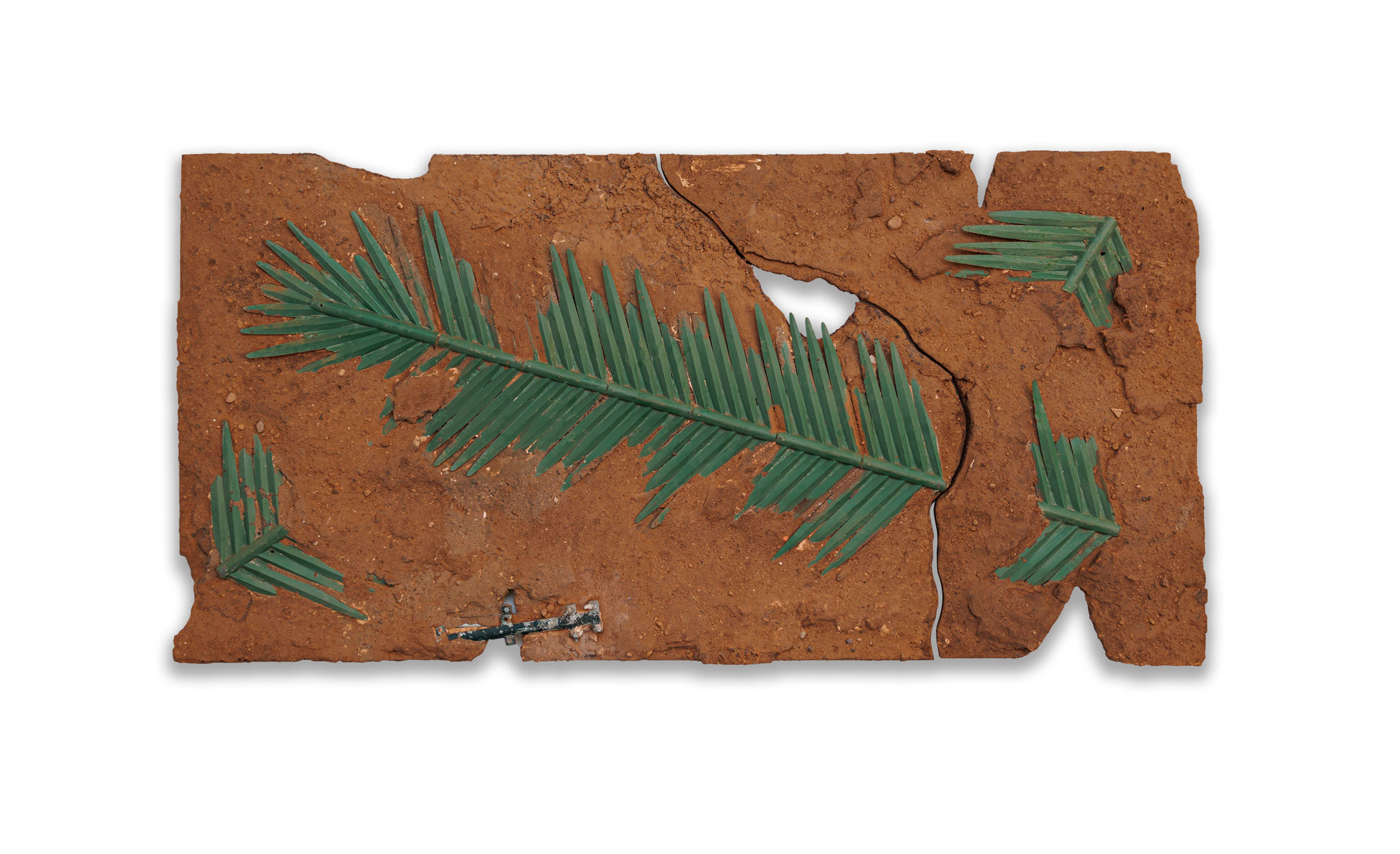 Fallen palm leaf, 2022.Sculpture muraleTechnique mixte sur panneau en bois. Singée au dos.123 x 247 cm.