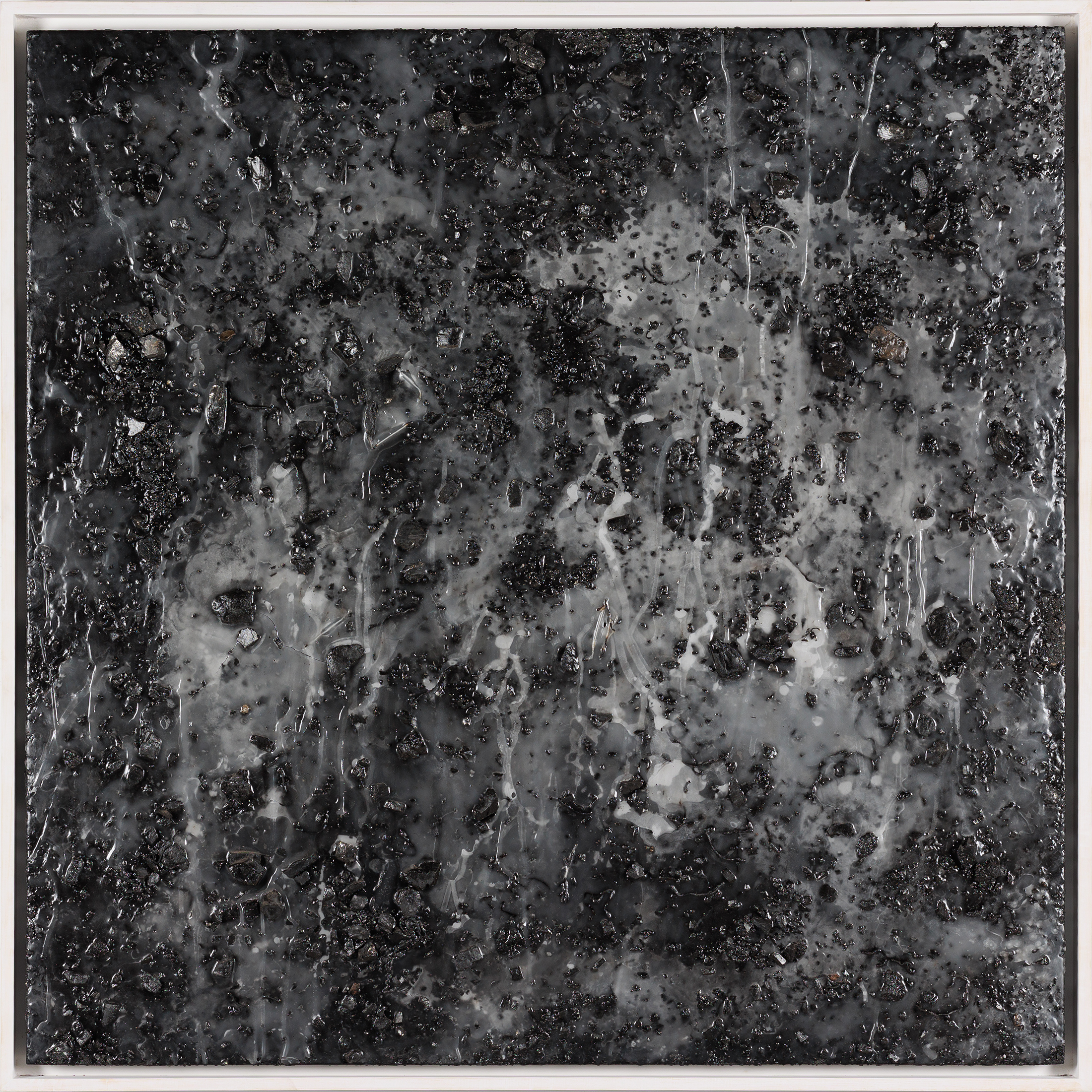LUMIÈRE NOIRE I, 2022
Technique mixte Résine, charbon et cire sur toile marouflée sur panneau
Signée au dos 
150 x 150 cm