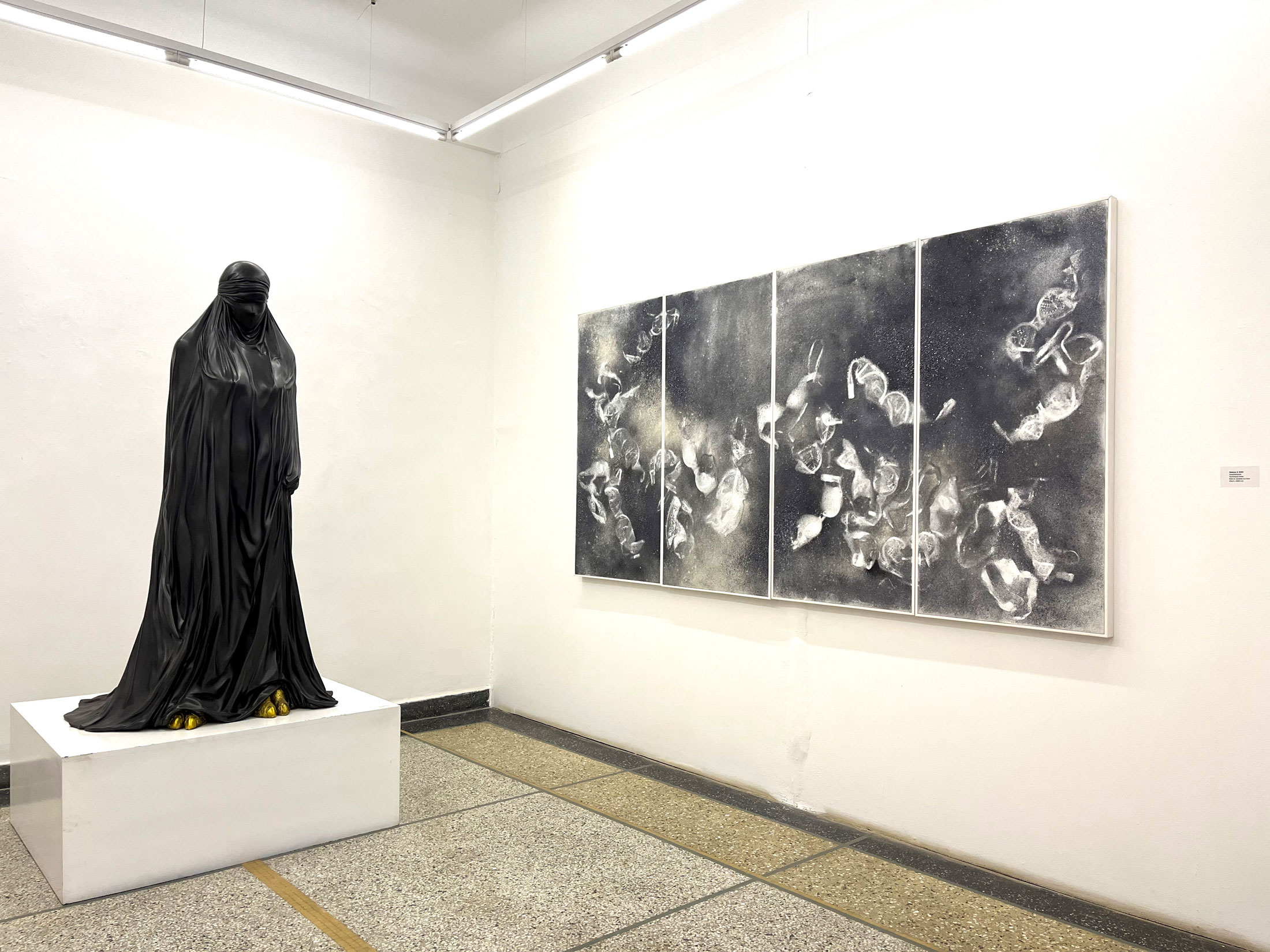 Hiya (elle), 2022 Sculpture en résine 166 x 88 x 72 cm