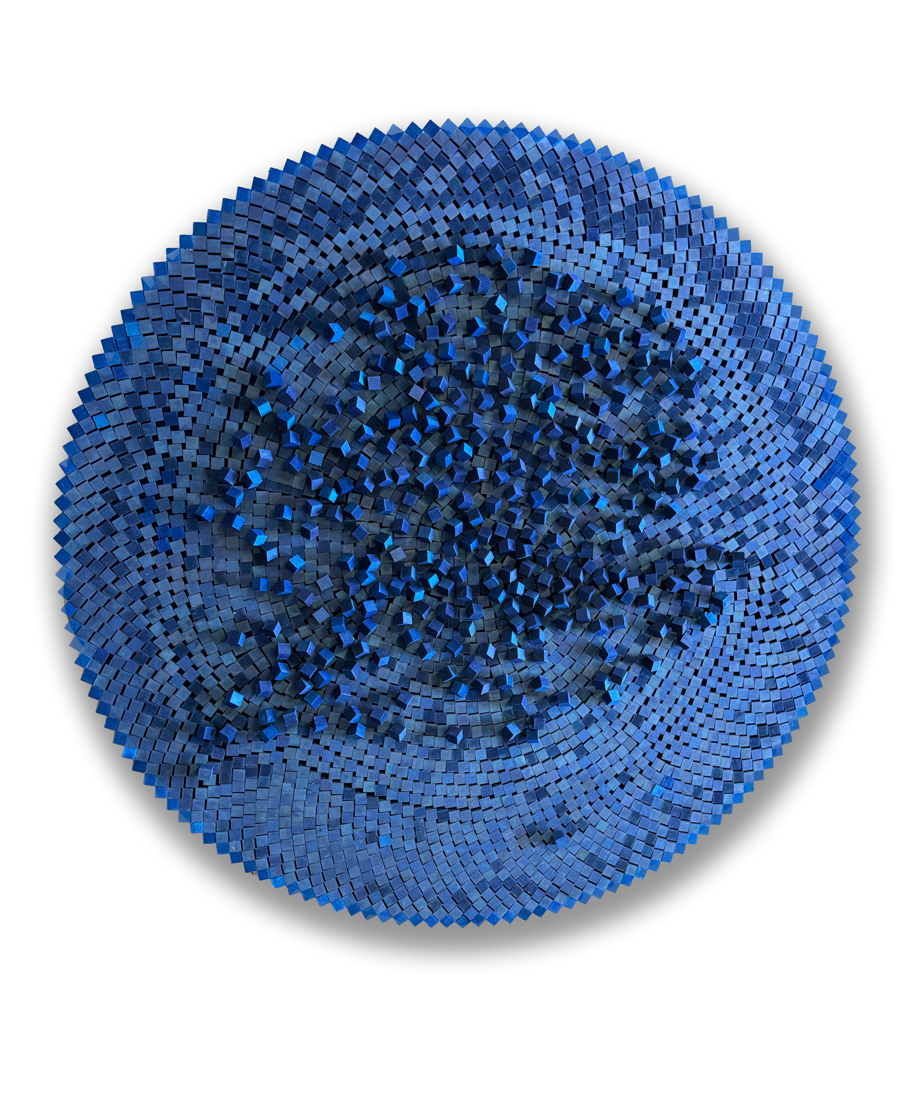 SOULÈVEMENTS V / , 2023
Cubes de bois, résine blanche et encre de tampon bleue
Diam. 125 cm