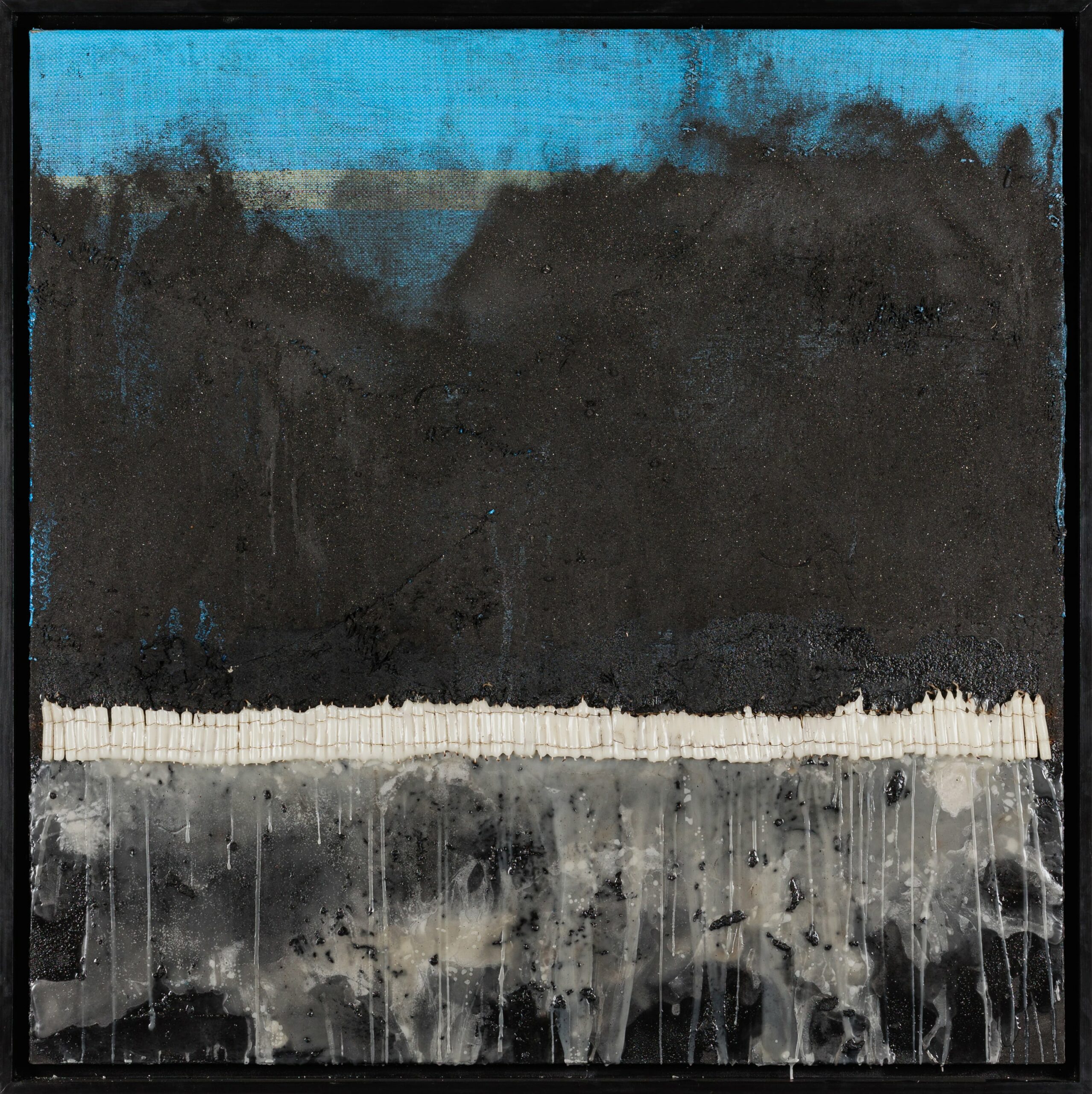 MOUHCINE-RAHAOUI-(NÉ-EN-1990)-MINEURS-I,-2022-Technique-mixte,-cendres,-bougies-et-cire-sur-sachet-de-charbon-marouflé-sur-panneau-Signée-au-dos-min